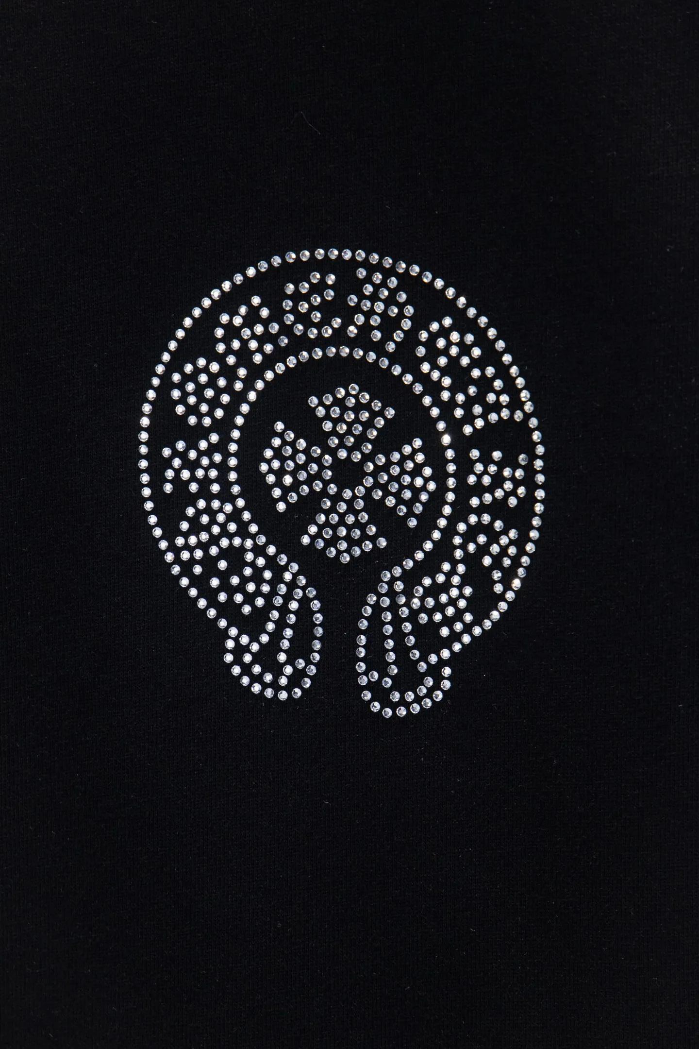 P230 🆕Chrome Hearts os version is really charming and Chrome Hearts is really a must-have. Each season's new version is made to the extreme. It is very practical and can be worn casually. Nice✔️ - ⚠️100% cotton. It is made of 21 double yarns, 300g weight fabric and imported knitted carded cotton. It has moderate thickness, drape and contour, and the upper body is comfortable! ! It is very tolerant to fat body types and can instantly lose five pounds after wearing it!  Specially ordered many Austrian hot diamonds, which have the bling bling effect of natural crystals under the light, with multi-faceted reflective points, and the production cost is extremely high. The laser molding includes a computer engraving machine and a laser machine, which are accurate in units of particles. Finally, it is hot and set at high temperature. After the hot ironing, the firmness needs to be tested repeatedly on the hot stamping. It can show colorful reflections under the light. The collar webbing extends to the shoulders for reinforcement, and the stitching at the joints. The hem and cuffs are all made with 0.2mm gauge double-thread turning. They are carefully produced at a high cost. The attitude of making goods with a magnifying glass restores the quality and effect of the product. The full set of customized accessories is only used to present every detail to customers. Film printing, 50,000 positioning, is very time-consuming. The body is treated with hot diamond elements, which greatly increases the interest of the clothing; unique visual effects. After special treatment, a unique effect is formed. An irregular hem is added to the version. This year's Kroxin is the main version. In the past two years, the oversize version has become the focus of the trend and has been a popular staple in the past two years. The change of designers has made this brand an instant hit. The progressive fashion of the times also needs the blood impact of fresh elements and trendy designs in order to continue its glory! It’s stylish both inside and outside, a must-have for high street travel! An absolute "eye-catching style" that can match couples 💏 Color: Black White Size: S M L XL